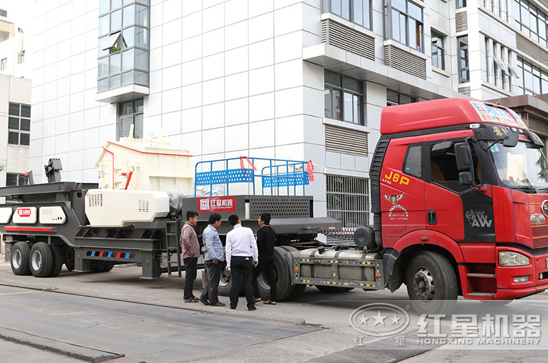 移动式建筑垃圾破碎机发货，地点：重庆