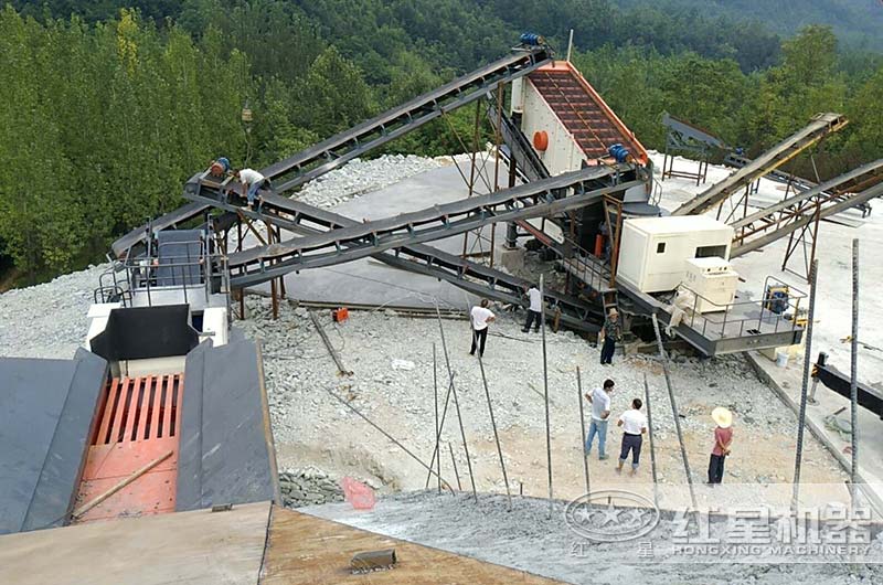 正在河南南阳工作的移动式小型柴油石子破碎机